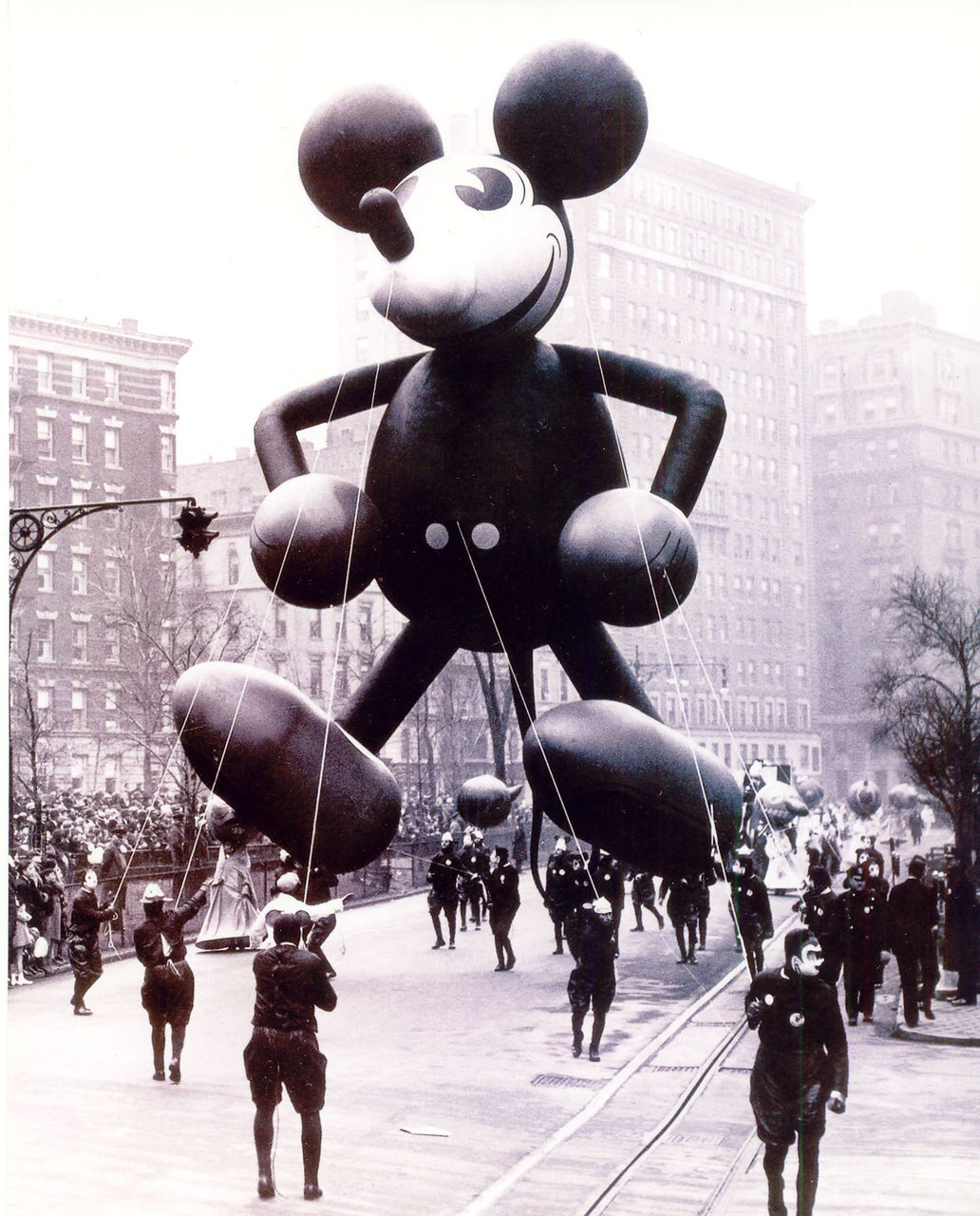Un ballon géant en forme de Mickey