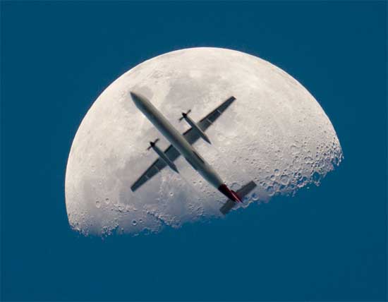 Un avion eclipse la Lune