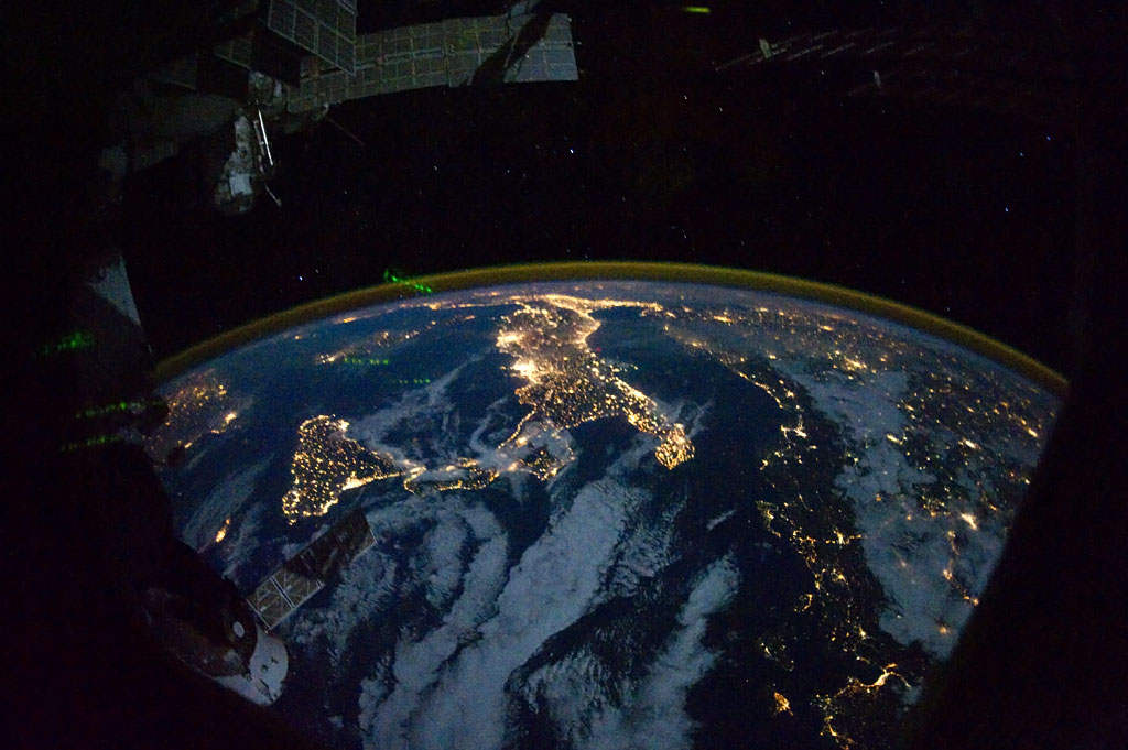 La Terre de nuit vue de la coupole de l’ISS