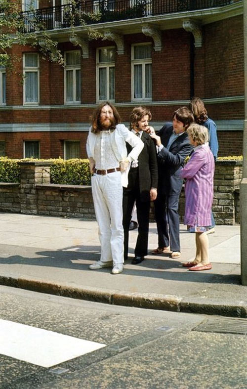 Les Beatles se préparent pour la photo à Abbey Road