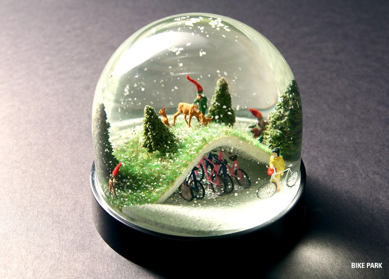 Boule à Neige Noël - Scène Familiale Décorant Le Sapin, Diamètre 100 Mm, Base Verte Cubique, Décoration Festive