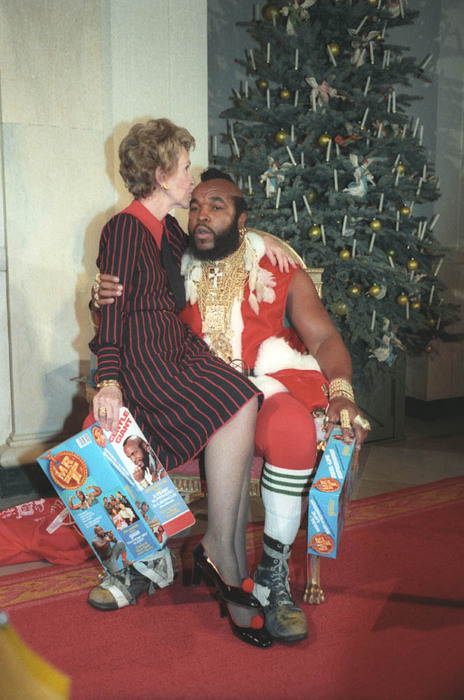 Nancy Reagan et Mr T. en Père Noël