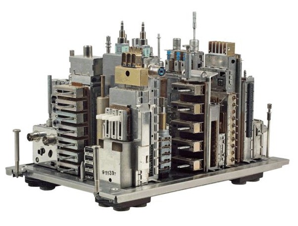 Maquettes de villes en morceaux d’ordinateurs
