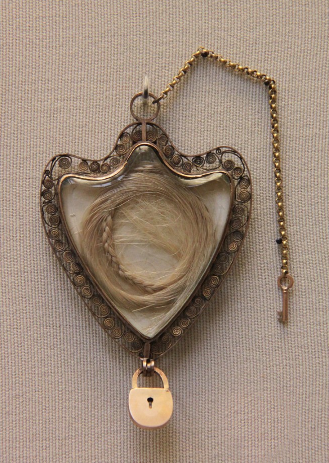 cheveux-marie-antoinette-pendentif.jpg
