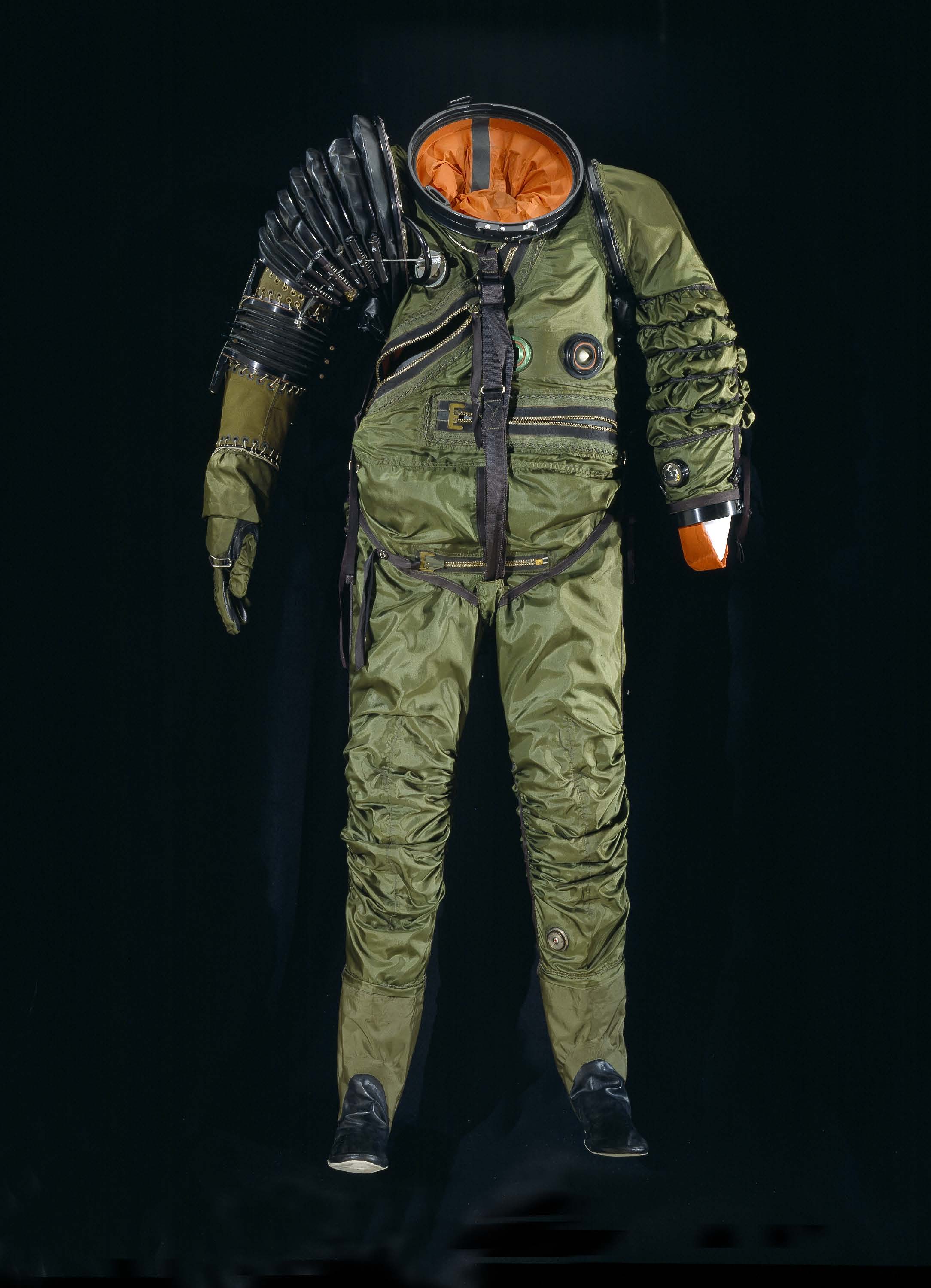 Шарики скафандр мод 4. Космический костюм. Высотный костюм. Костюм под скафандр. Летный комбинезон Космонавта.