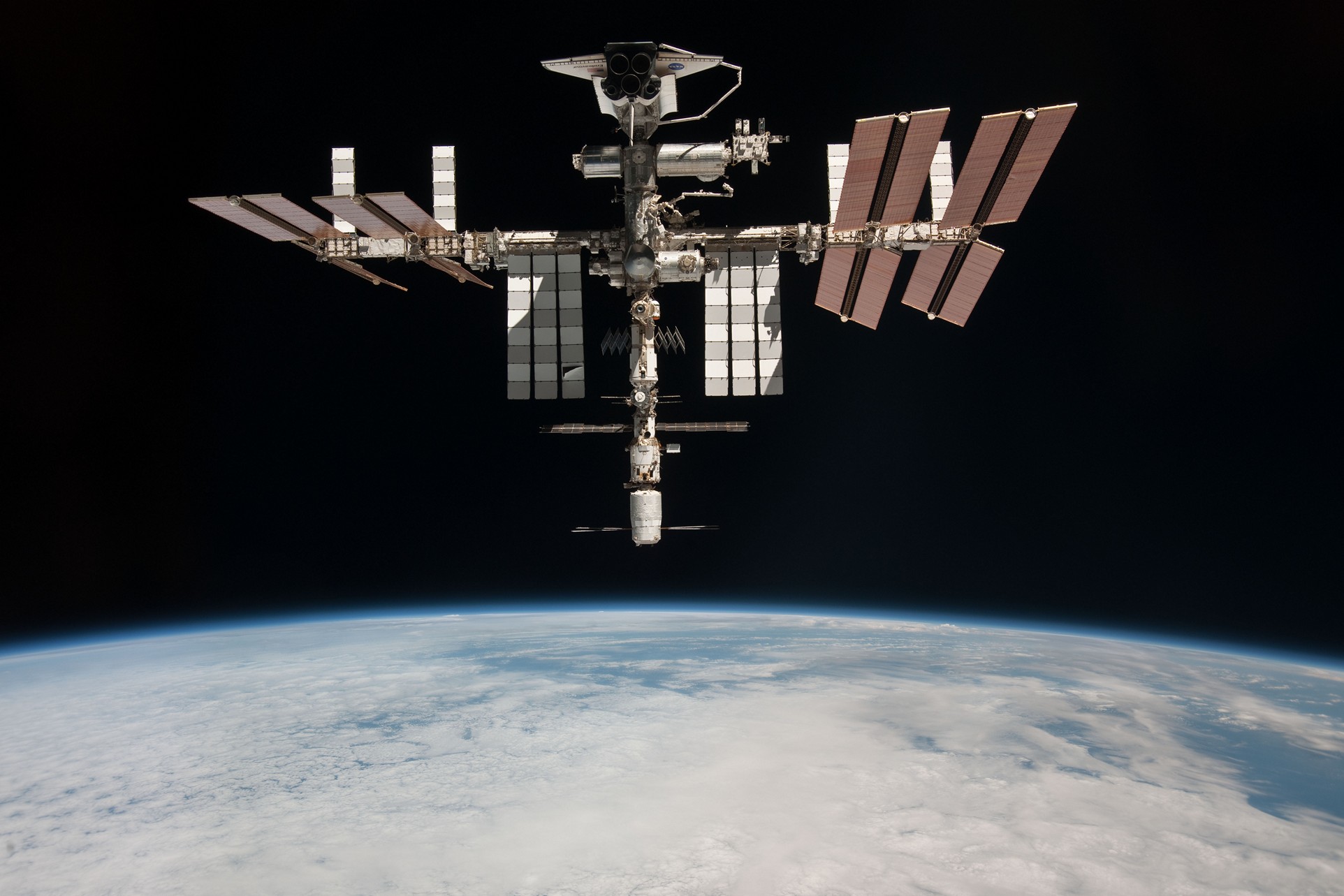 Premières photos de la navette spatiale amarrée à l’ISS
