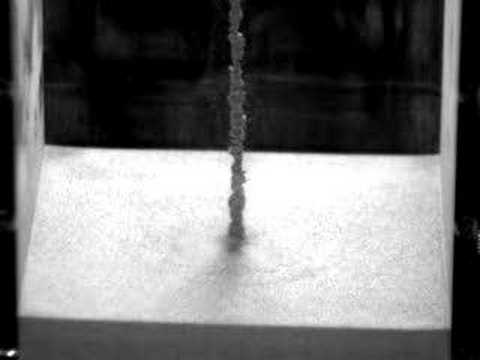 Une goute d&rsquo;eau tombe dans du sable