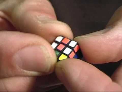 Résoudre le plus petit Rubicks Cube du monde