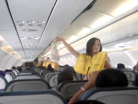 Consignes de sécurité dans un avion en musique par les hotesses