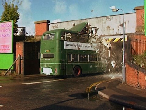 Un bus Anglais contre un pont