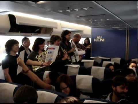 L’orchestre d’Amsterdam joue dans un Boeing 747