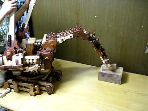 Une main robotique en bois
