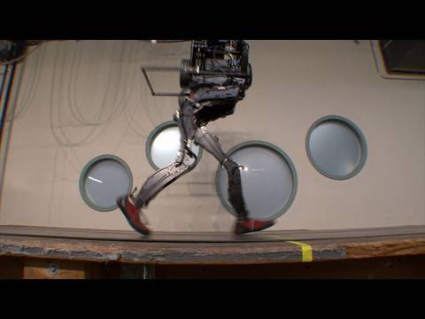 Un robot bipède qui a le sens de l’équilibre