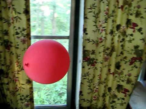 Un ballon de baudruche flottant bizzarement