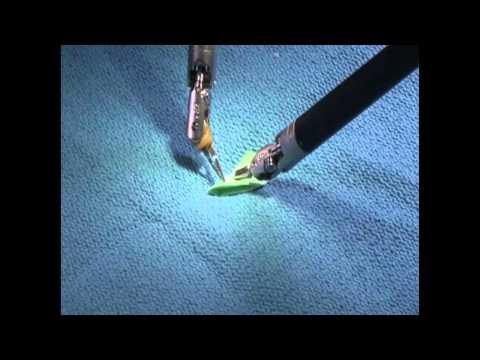 Un robot chirurgical plie un avion en papier et un bateau