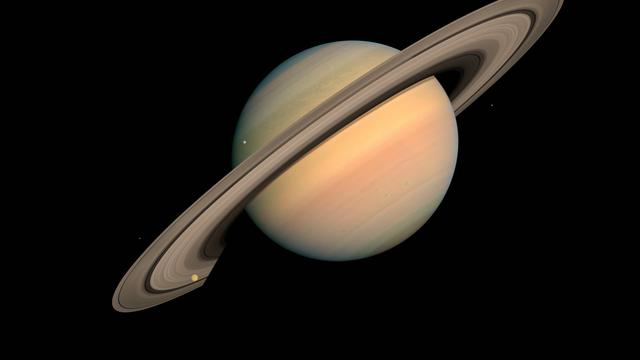 Survolez Saturne