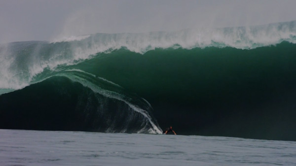 Des grosses vagues avec des gens dedans