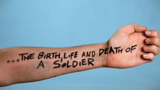 La vie d’un soldat avec une main
