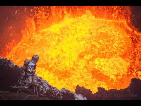 Un gars à coté d’un volcan