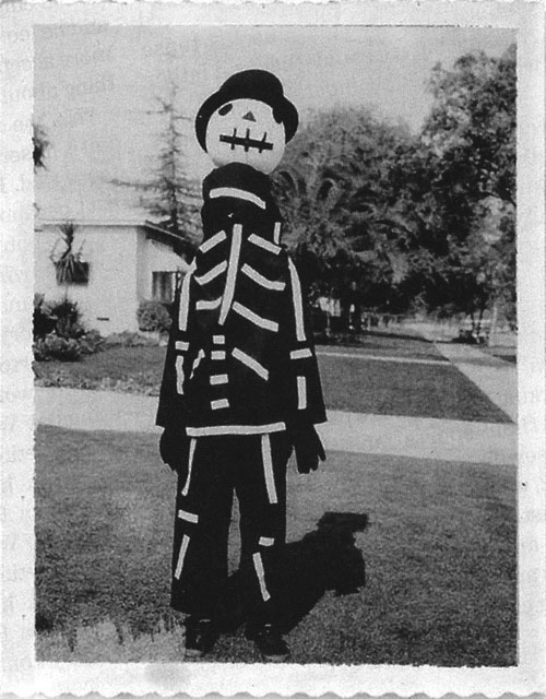 [Mystère #29] Tim Burton enfant dans son costume d’Halloween