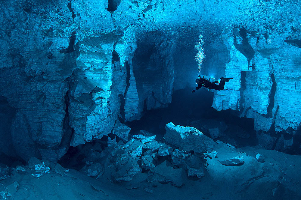 Plongée dans une grotte sous-marine Russe
