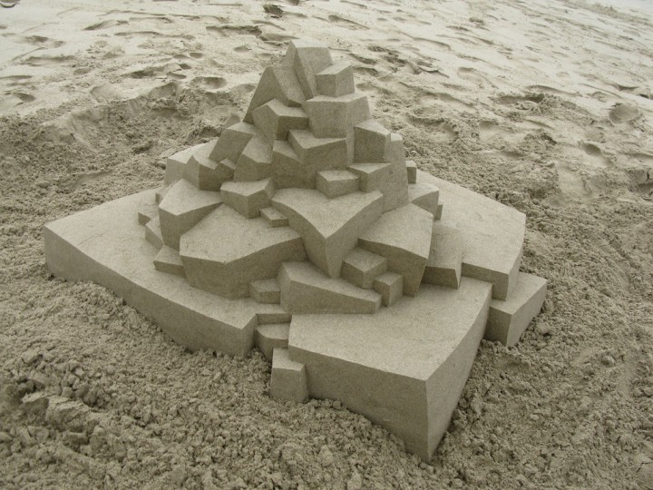 chateau-sable-geometrique-08