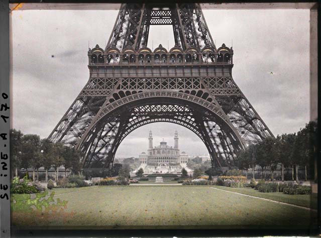La tour Eiffel et le Trocadéro par Auguste Léon ©Musée Albert-Kahn - Département des Hauts-de-Seine