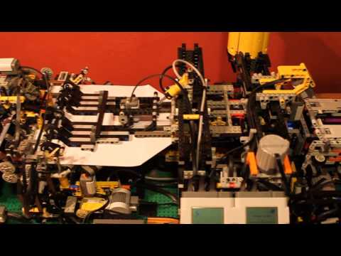 Une machine à plier les avions en papier en Lego