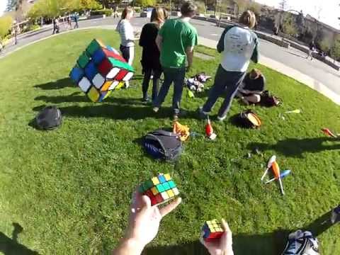 Jongler et résoudre des Rubick’s Cubes