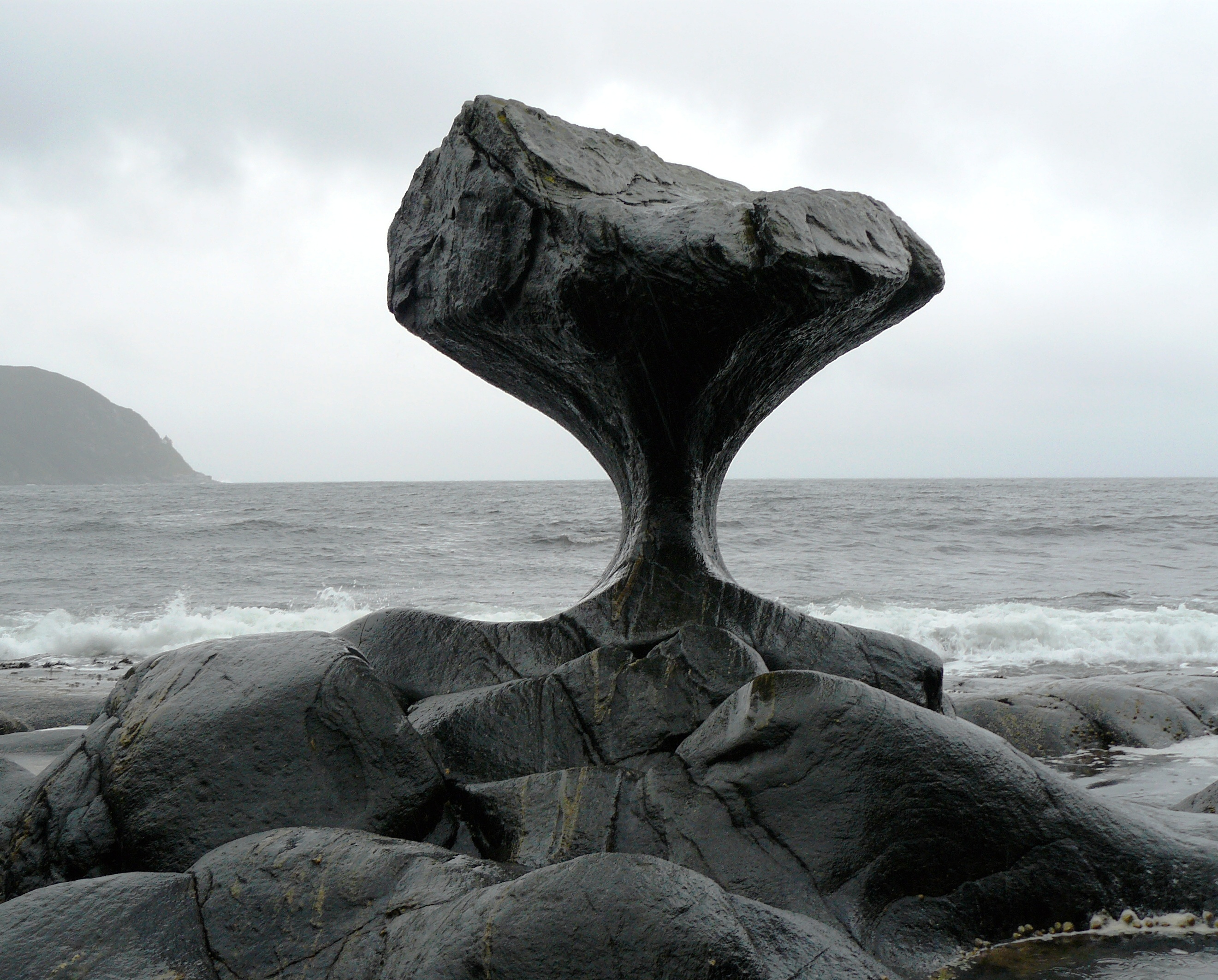 Капля воды камень. Камень Kannesteinen Норвегия. Вода камень точит. Необычные скалы. Скалы необычной формы.