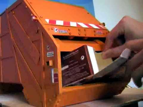 Un mini camion d’éboueurs fonctionnel