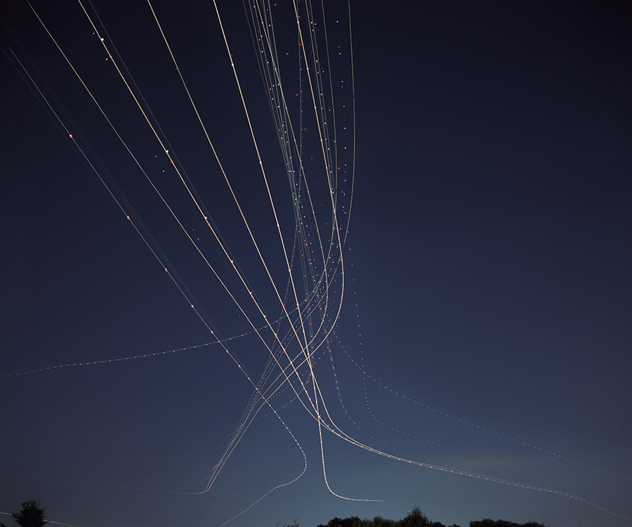Des avions dans le ciel nocturne
