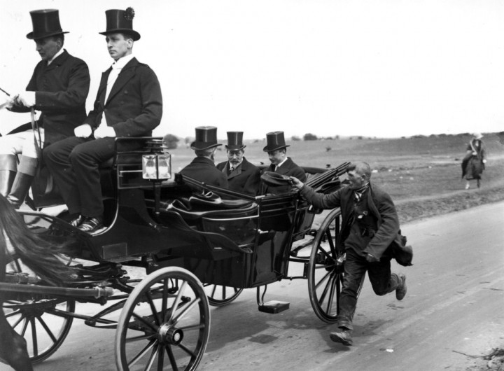[Mystère #66] Un mendiant court à côté de la voiture du roi George V en 1920