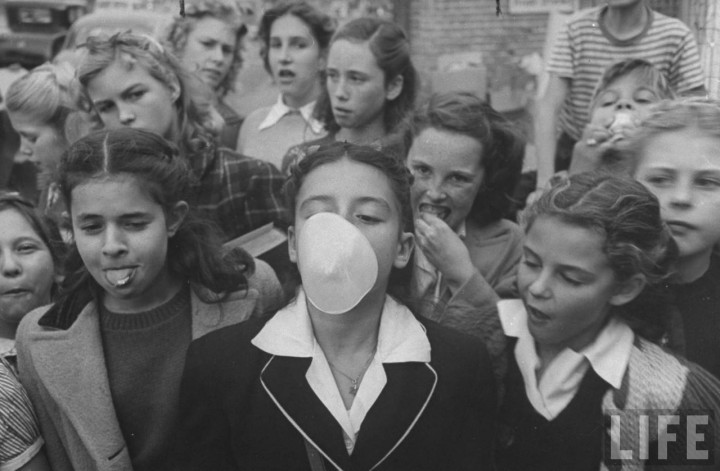 La jeune fille et la bulle de chewing-gum