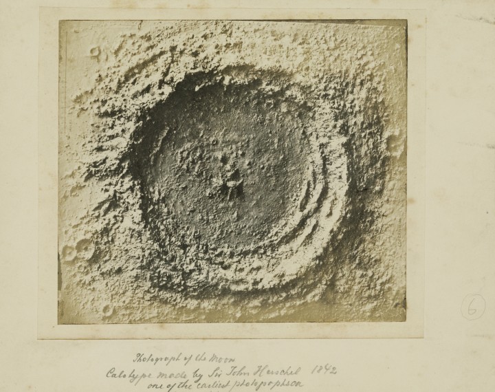 Des calotypes d’un modèle de la lune par John Herschel en 1842