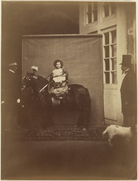 [Mystère #77] Napoléon III regarde le Prince se faire prendre en photo sur son poney