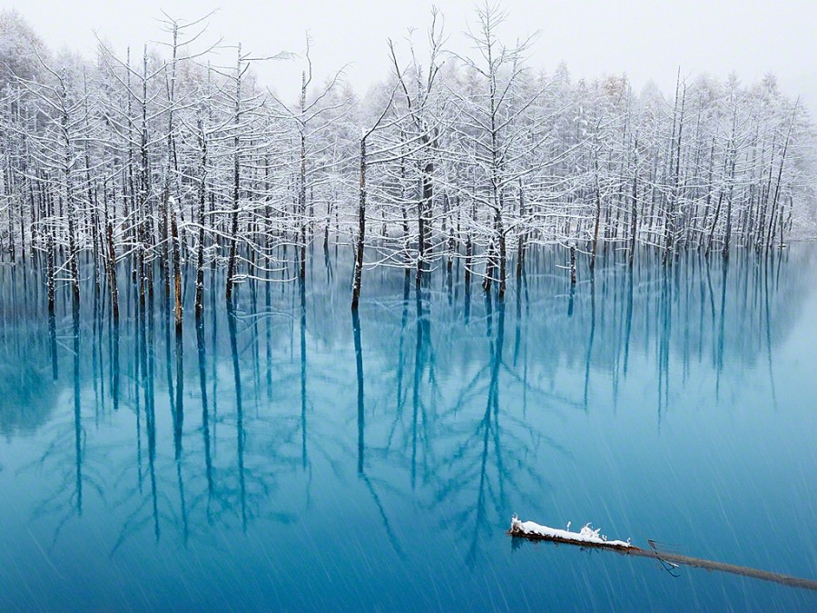 Un lac bleu à Hokkaido