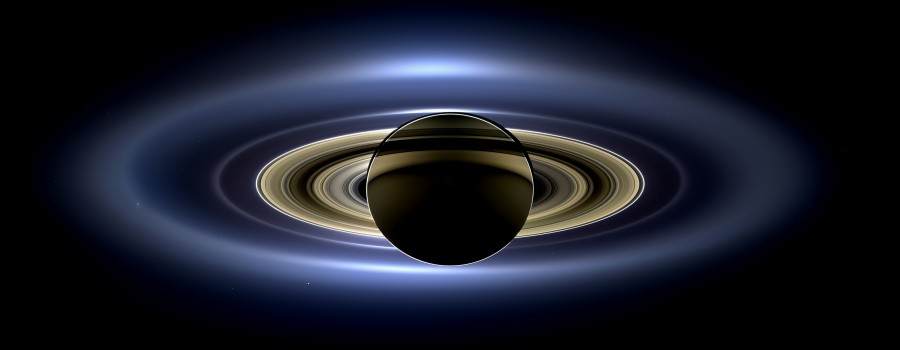 Il y a Mars, la Terre et Vénus sur cette photo de Saturne