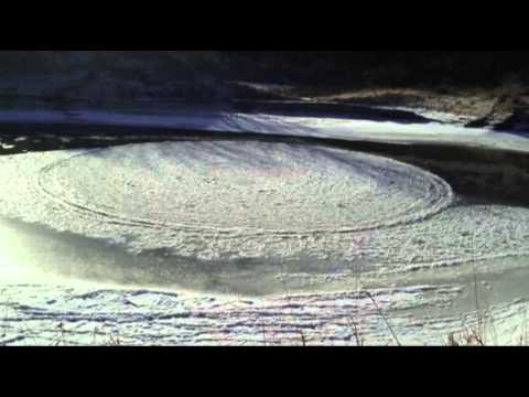 Un disque de glace qui tourne dans une rivière