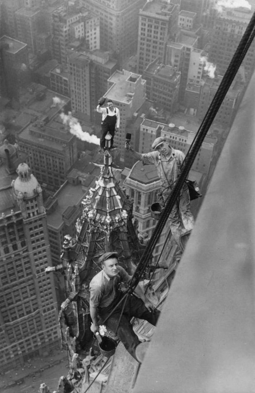Travailleurs sur le Woolworth Building à New York en 1926