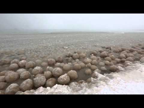 Des boulets de glace dans le lac Michigan