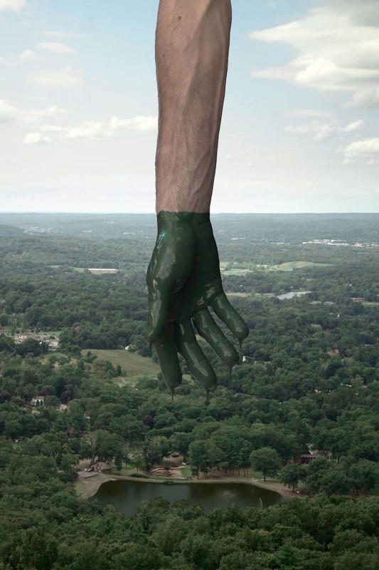 Une main dans le paysage