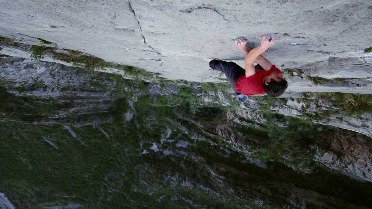 Alex Honnold escalade une falaise de 500m sans corde