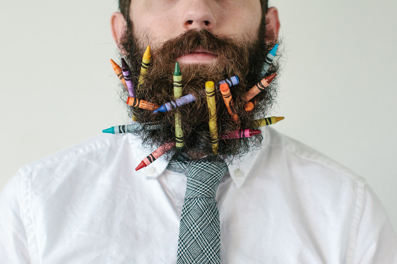 Украшают мужика. Бигуди на бороде. Гирлянда для бороды. Борода с игрушками. Творческий человек с бородой.