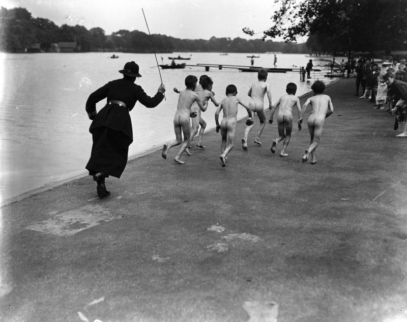 Une femme policier chasse des enfants se baignant à Hyde Park, Londres – 1926