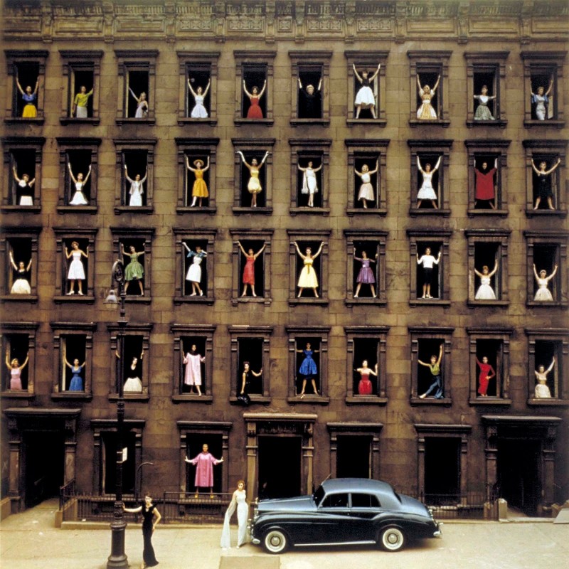 Des femmes à la fenêtre par Ormond Gigli en 1960
