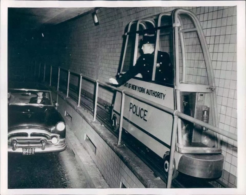 Des policiers dans l’Holland Tunnel à New York en 1954