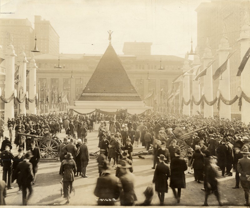 [Mystère #96] Pyramide de casques allemands à New York en 1918
