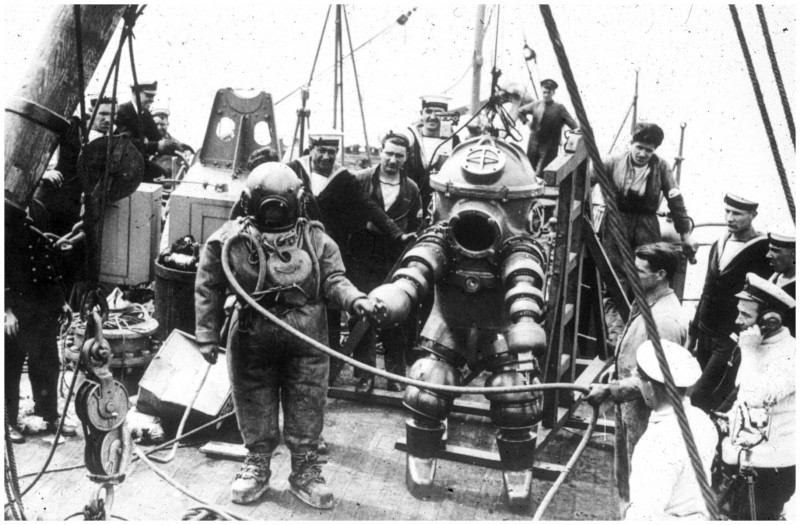 [Mystère #99] Deux scaphandriers s’apprêtent à explorer l’épave du RMS Lusitania en 1935