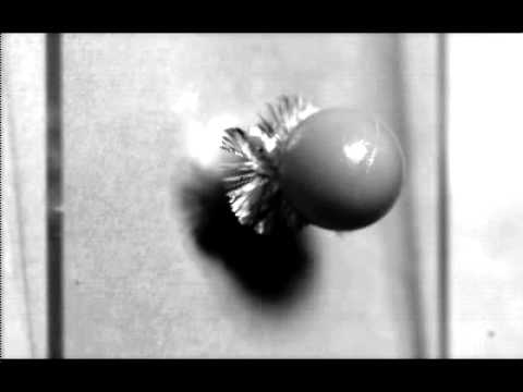 Un projectile sur une vitre filmé à 10 000 000 fps